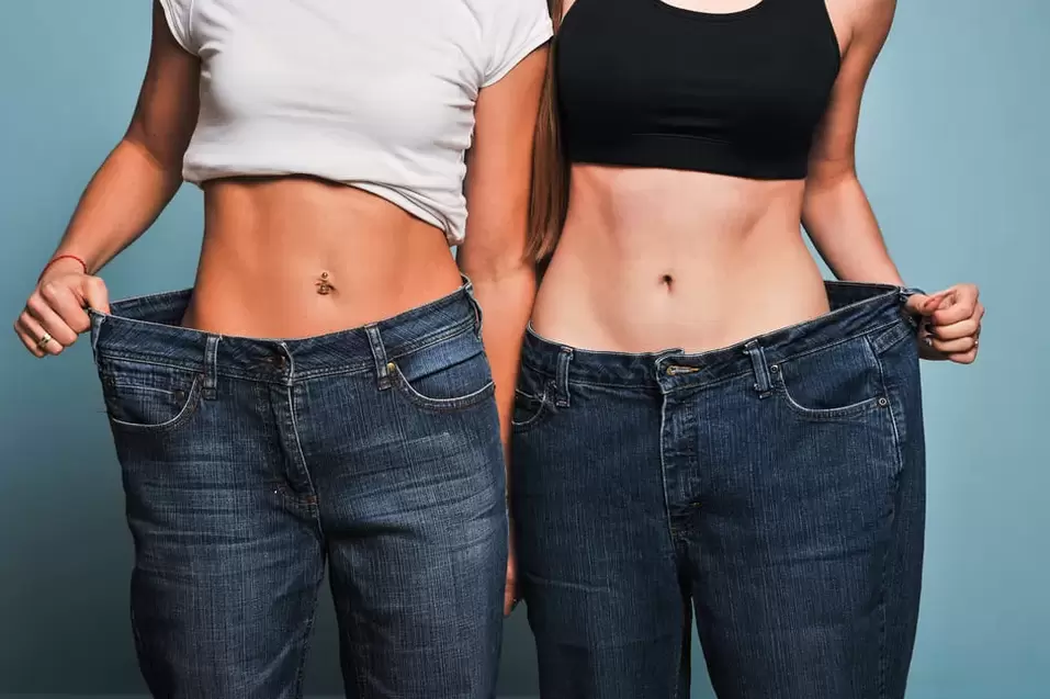 Chicas delgadas que han perdido peso con una nutrición adecuada. 