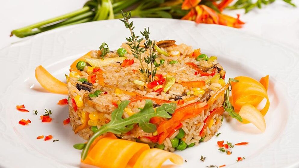 El risotto de verduras es el almuerzo perfecto para quienes siguen la dieta mediterránea. 
