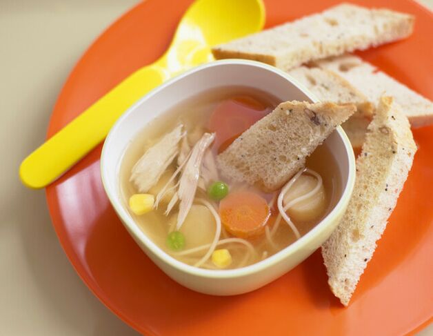 Sopa de pollo con crutones