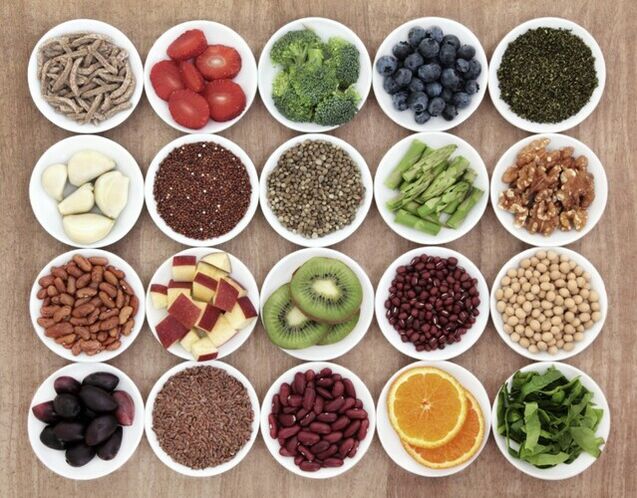 Una variedad de productos dietéticos en platos